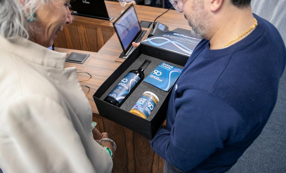 Despedida simbólica: ex-diretor da Wilson Sons visita o Porto de Paranaguá