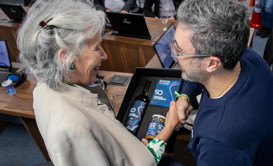 Despedida simbólica: ex-diretor da Wilson Sons visita o Porto de Paranaguá