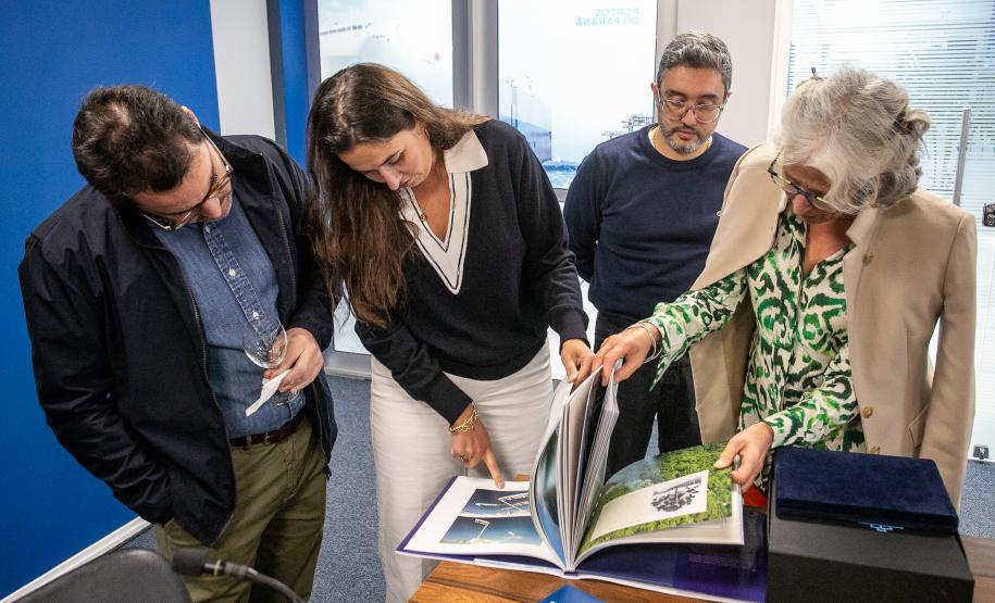 Despedida simbólica: ex-diretor da Wilson Sons visita o Porto de Paranaguá