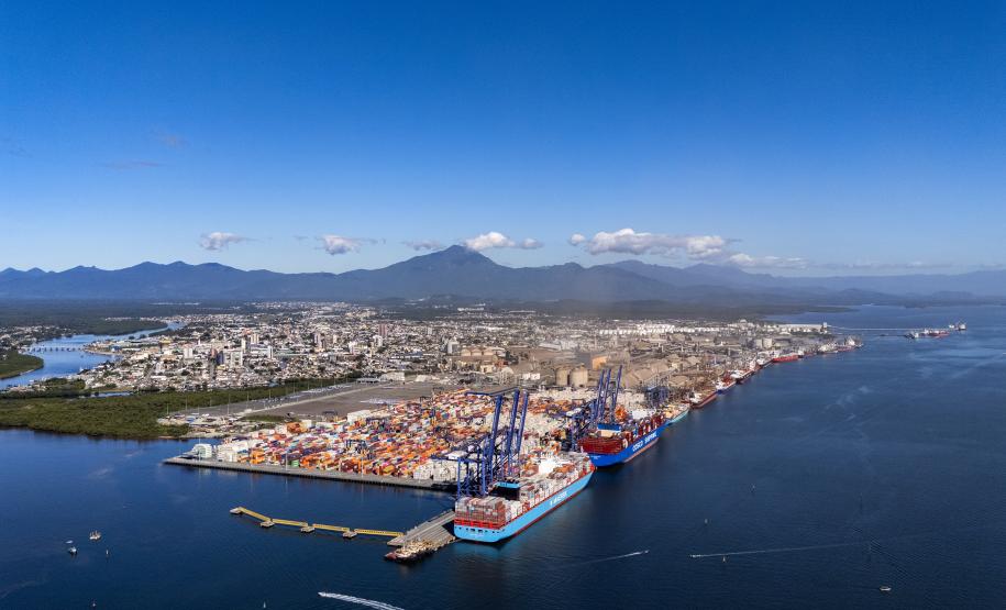 #praquemnaopodever imagem aérea do Porto com navios no cais em uma baía e céu azuis.