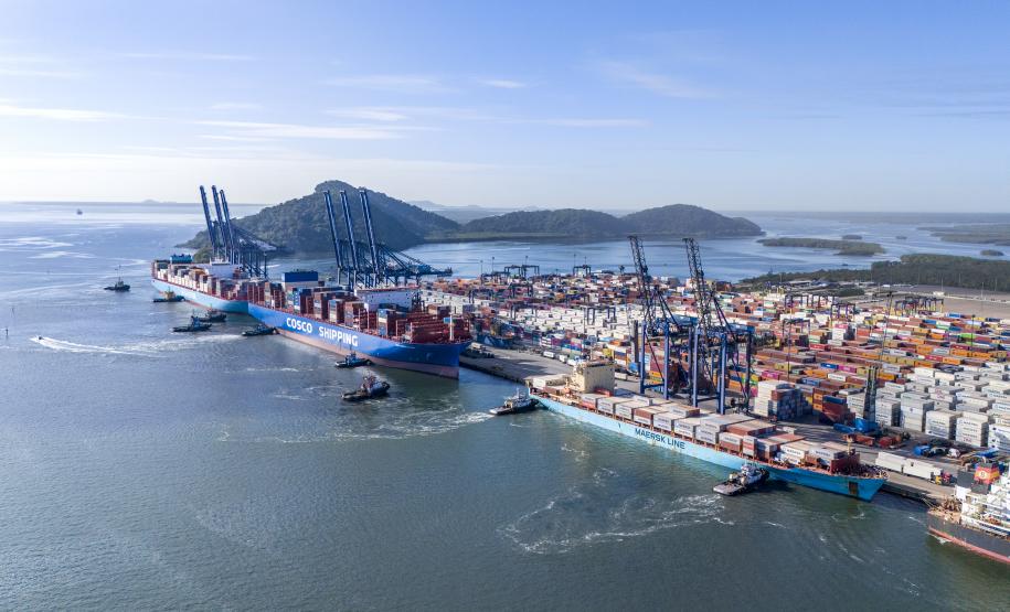 #paraquemnaopodever foto de drone mostra três navios conteineiros sem puxados por pequenos navios, chamados rebocadores, ao mesmo tempo.