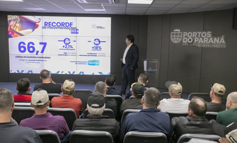 Produtores rurais de Pato Bragado visitam o Porto de Paranaguá