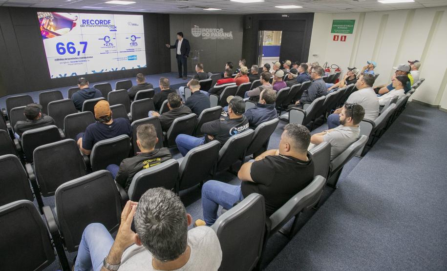 Produtores rurais de Pato Bragado visitam o Porto de Paranaguá