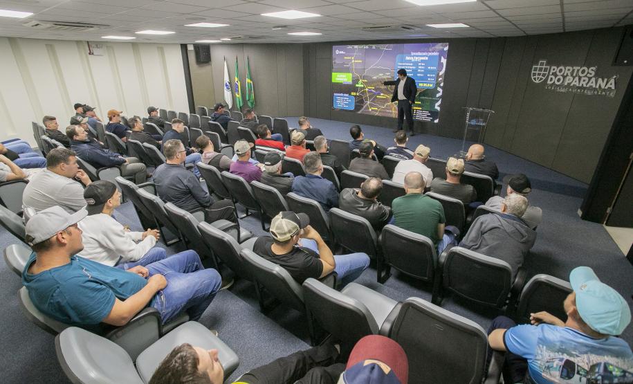 Produtores rurais de Pato Bragado visitam o Porto de Paranaguá