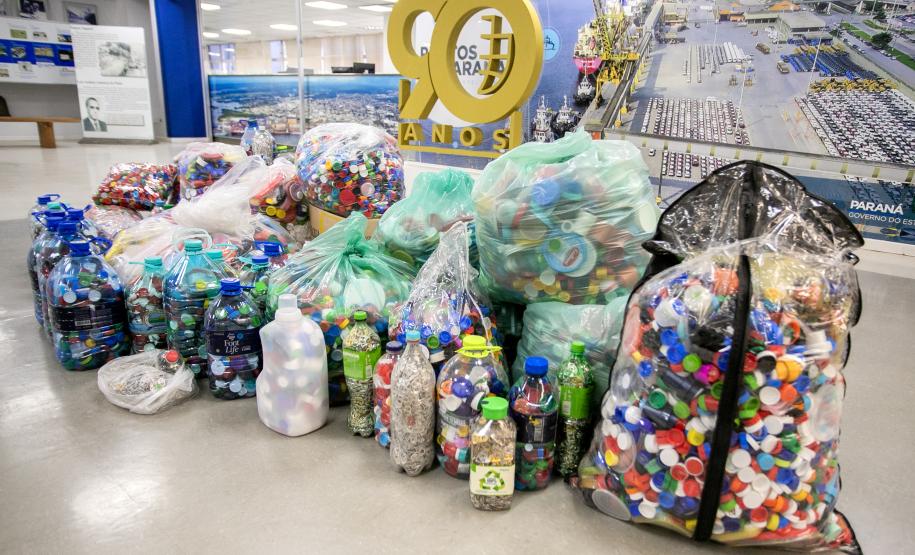 Portos do Paraná entrega nova remessa de tampinhas ao Lar Perseverança