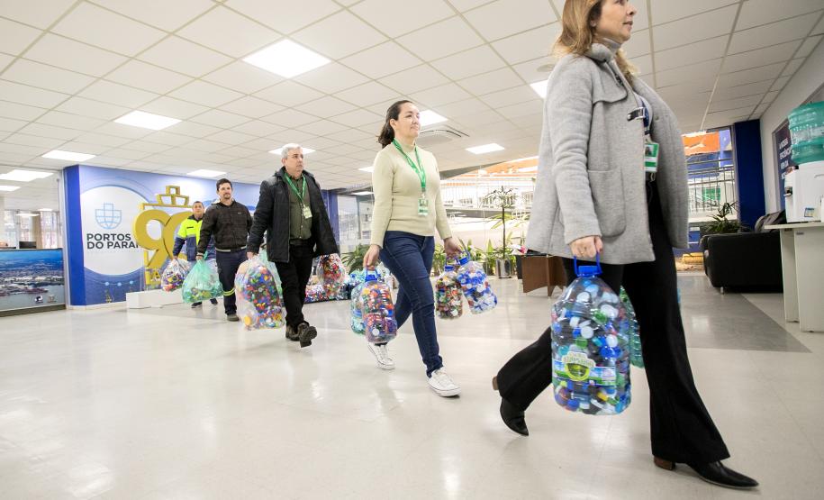 Portos do Paraná entrega nova remessa de tampinhas ao Lar Perseverança