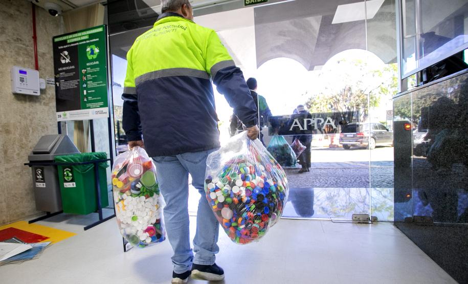 Portos do Paraná entrega nova remessa de tampinhas ao Lar Perseverança