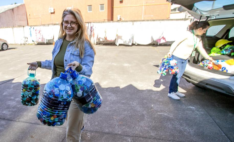 Portos do Paraná entrega nova remessa de tampinhas ao Lar Perseverança