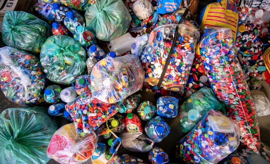 Portos do Paraná entrega nova remessa de tampinhas ao Lar Perseverança