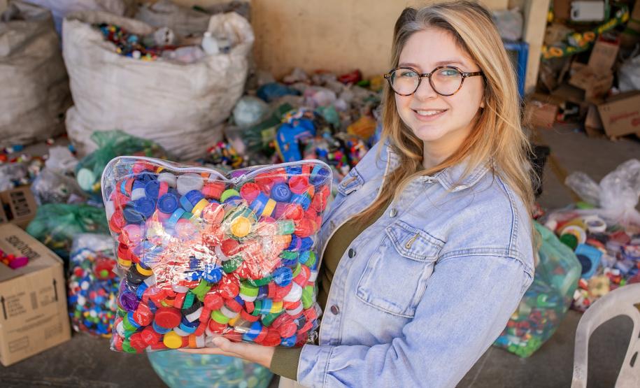 Portos do Paraná entrega nova remessa de tampinhas ao Lar Perseverança