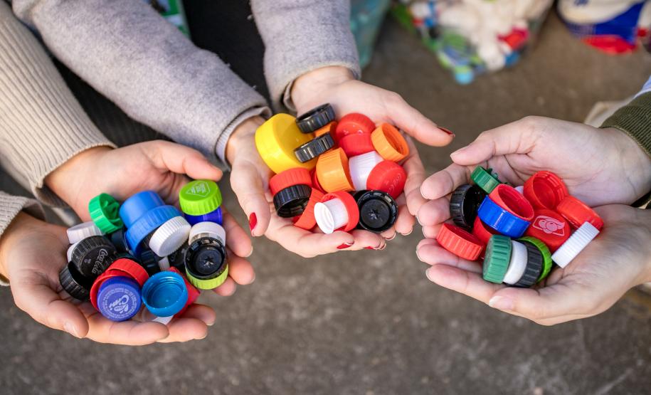 Portos do Paraná entrega nova remessa de tampinhas ao Lar Perseverança