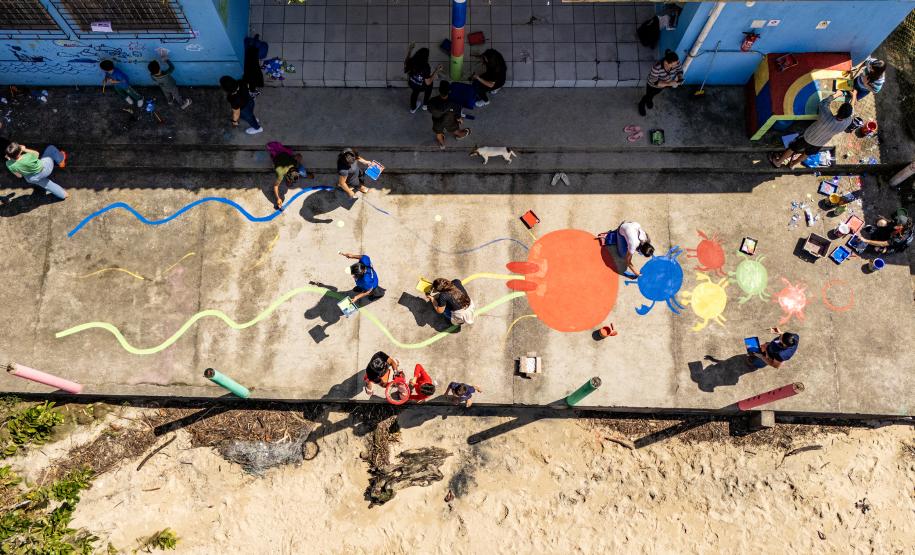 Oficina de Pintura reúne comunidade e transforma escola da Ilha de Eufrasina