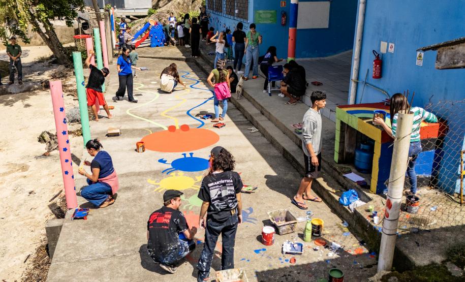 Oficina de Pintura reúne comunidade e transforma escola da Ilha de Eufrasina