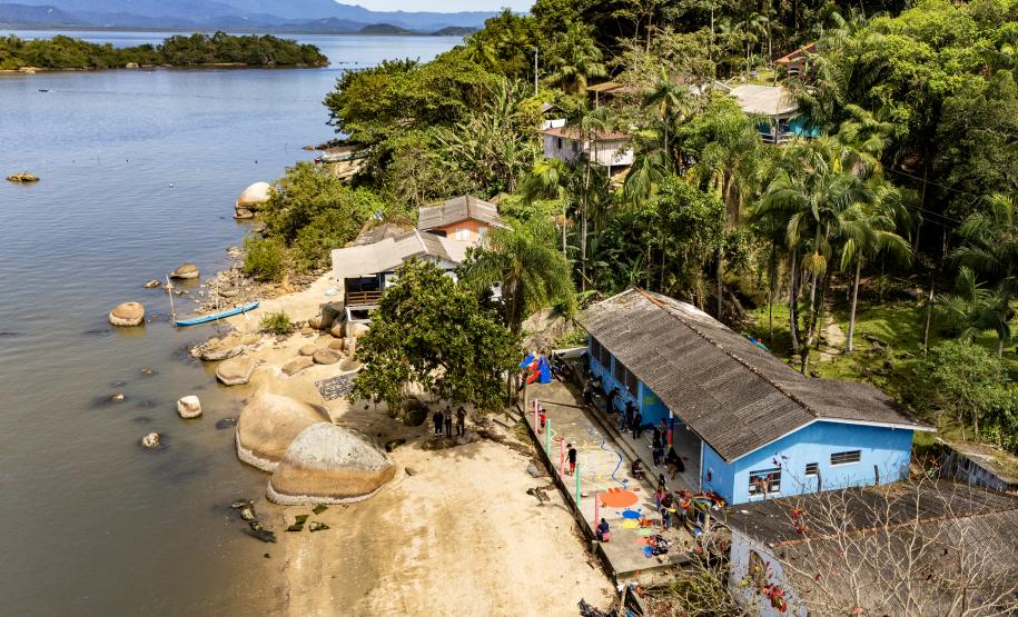 Oficina de Pintura reúne comunidade e transforma escola da Ilha de Eufrasina