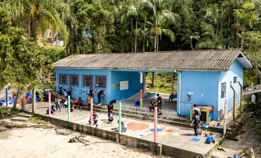 Oficina de Pintura reúne comunidade e transforma escola da Ilha de Eufrasina