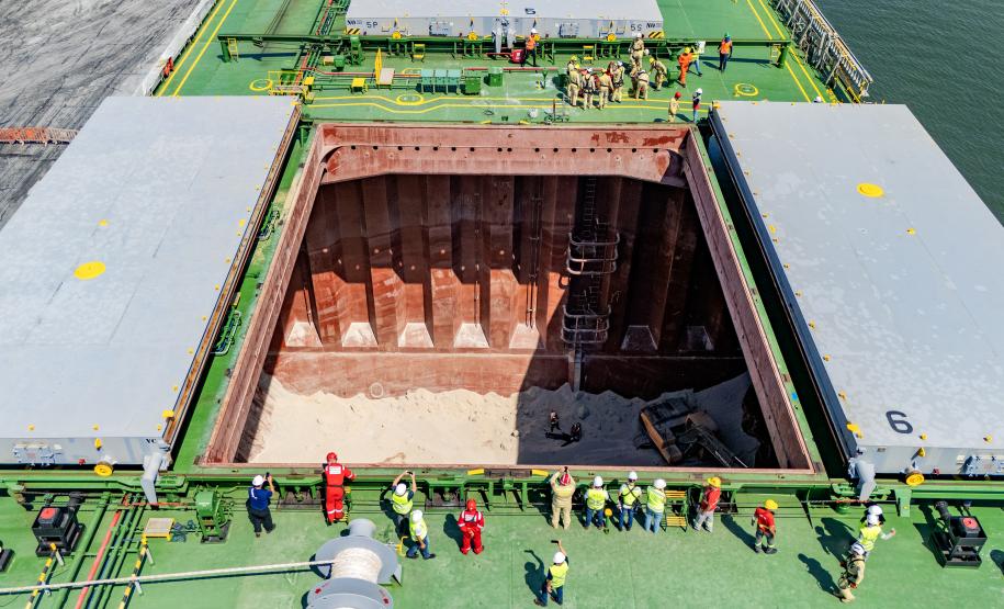 Porto de Paranaguá realiza simulação inédita de resgate em porão de navio