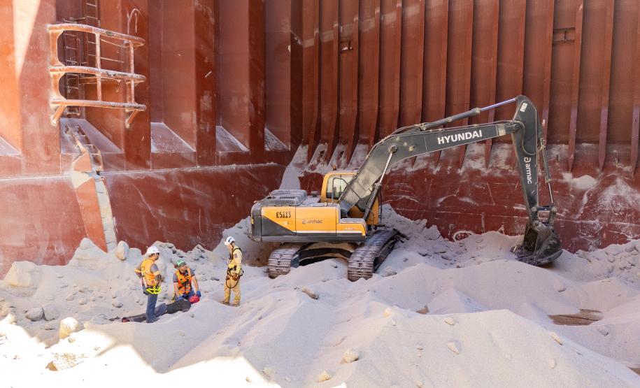 Porto de Paranaguá realiza simulação inédita de resgate em porão de navio