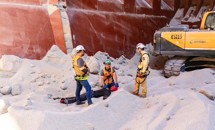 Porto de Paranaguá realiza simulação inédita de resgate em porão de navio