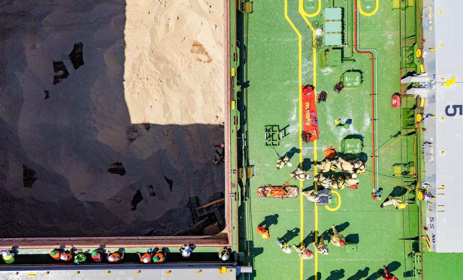 Porto de Paranaguá realiza simulação inédita de resgate em porão de navio