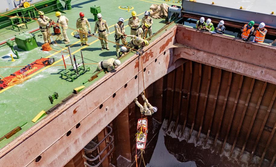 Porto de Paranaguá realiza simulação inédita de resgate em porão de navio