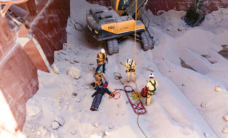 Porto de Paranaguá realiza simulação inédita de resgate em porão de navio