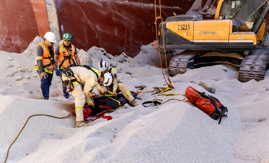 Porto de Paranaguá realiza simulação inédita de resgate em porão de navio