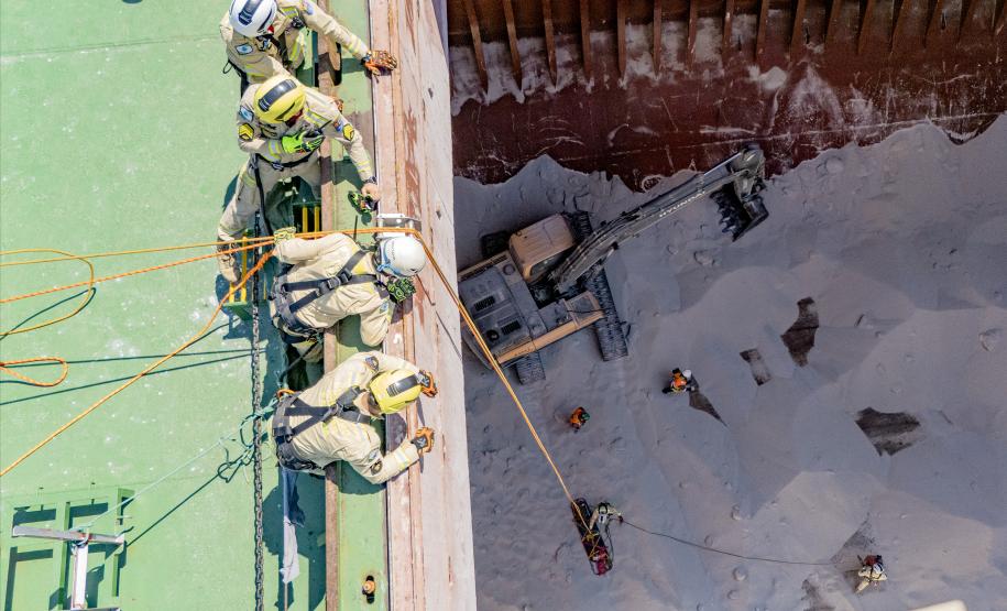 Porto de Paranaguá realiza simulação inédita de resgate em porão de navio