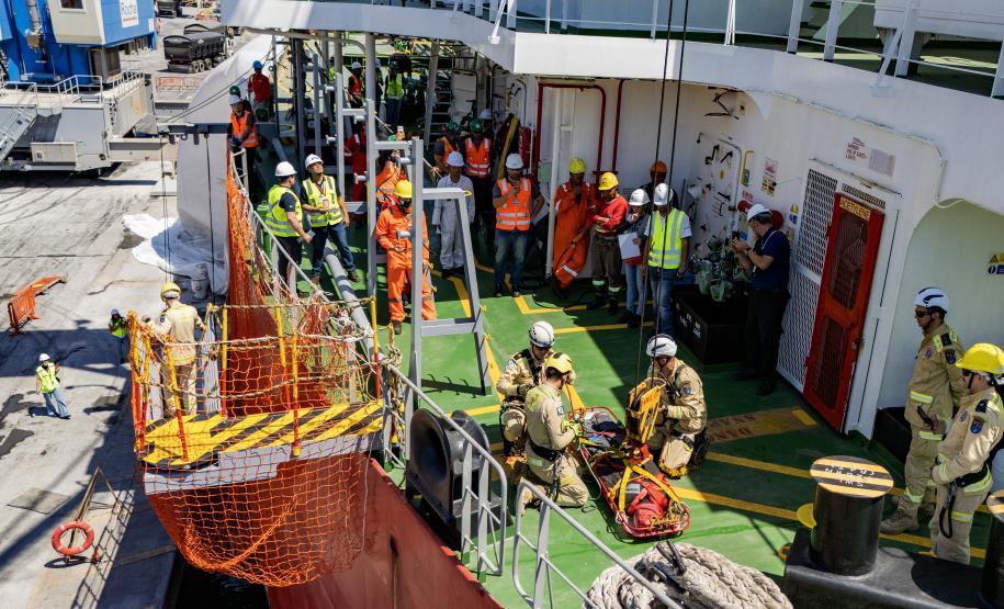 Porto de Paranaguá realiza simulação inédita de resgate em porão de navio