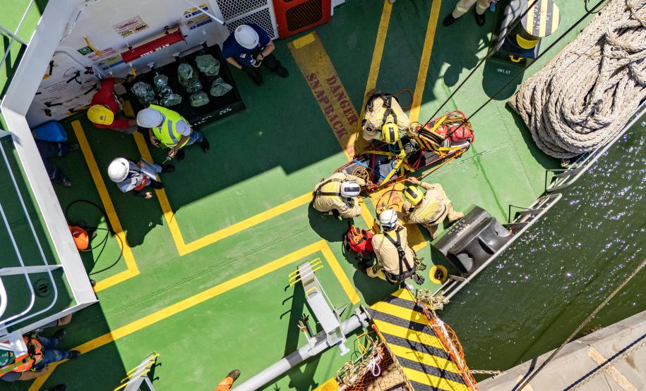 Porto de Paranaguá realiza simulação inédita de resgate em porão de navio