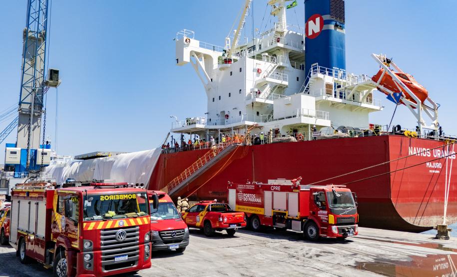 Porto de Paranaguá realiza simulação inédita de resgate em porão de navio