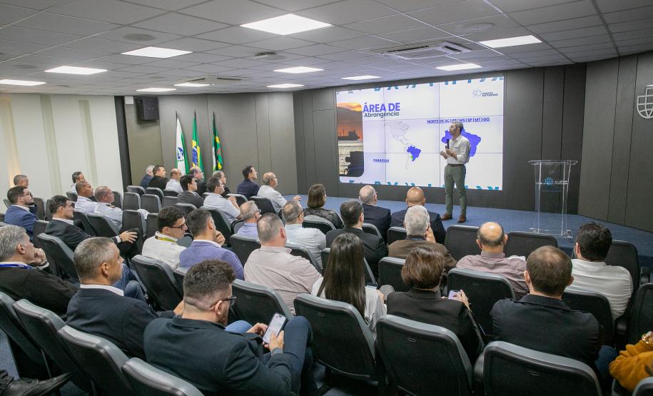 Portos do Paraná recebe a mais alta autoridade da Marinha do Brasil