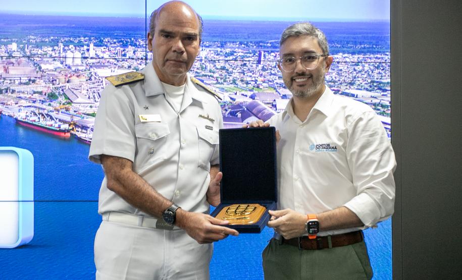 Portos do Paraná recebe a mais alta autoridade da Marinha do Brasil