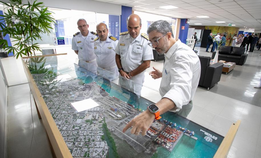 Portos do Paraná recebe a mais alta autoridade da Marinha do Brasil
