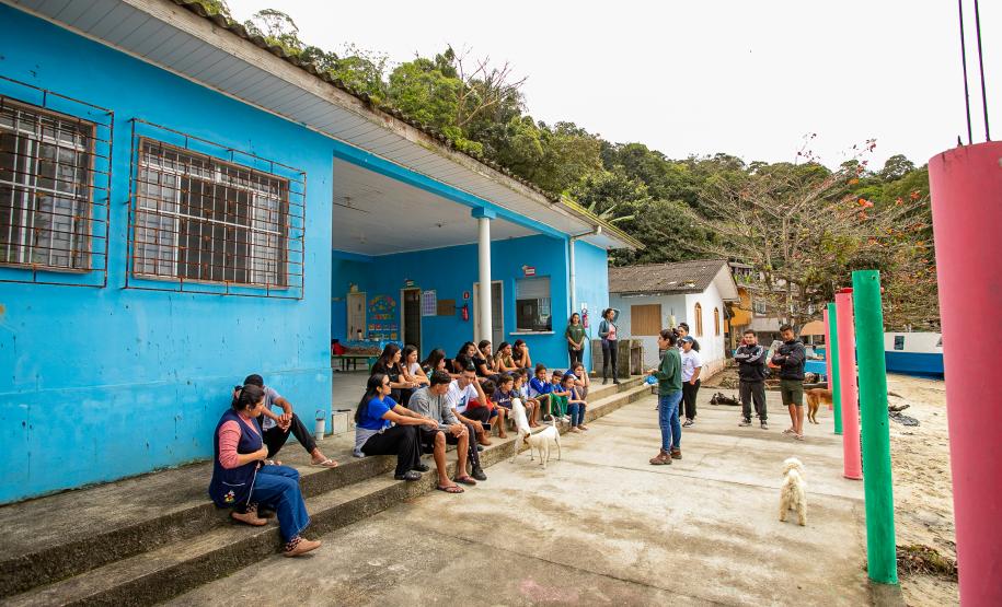 Oficina de Pintura reúne comunidade e transforma escola da Ilha de Eufrasina