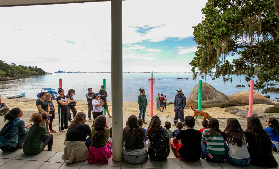 Oficina de Pintura reúne comunidade e transforma escola da Ilha de Eufrasina