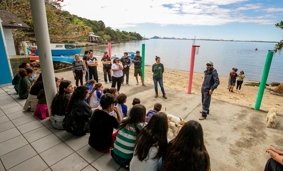Oficina de Pintura reúne comunidade e transforma escola da Ilha de Eufrasina