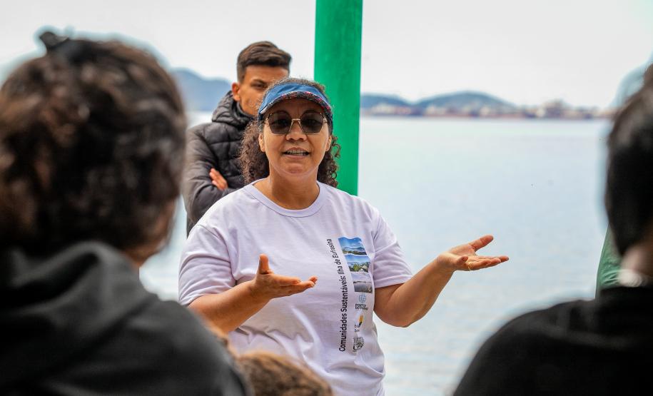 Oficina de Pintura reúne comunidade e transforma escola da Ilha de Eufrasina