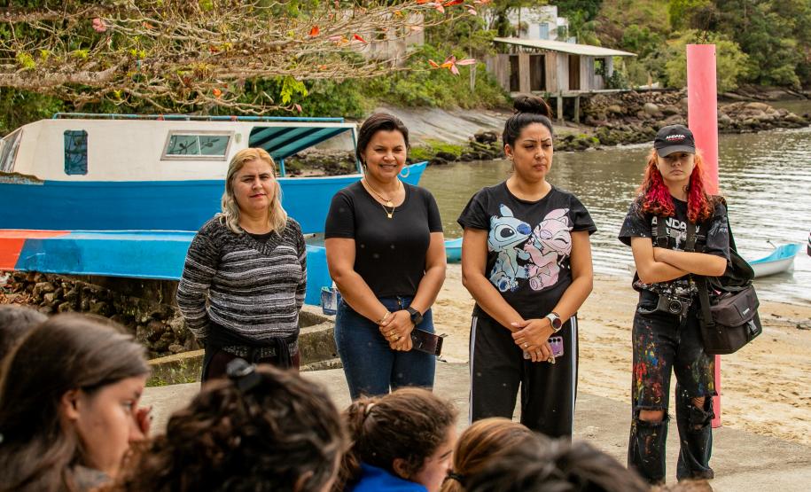 Oficina de Pintura reúne comunidade e transforma escola da Ilha de Eufrasina