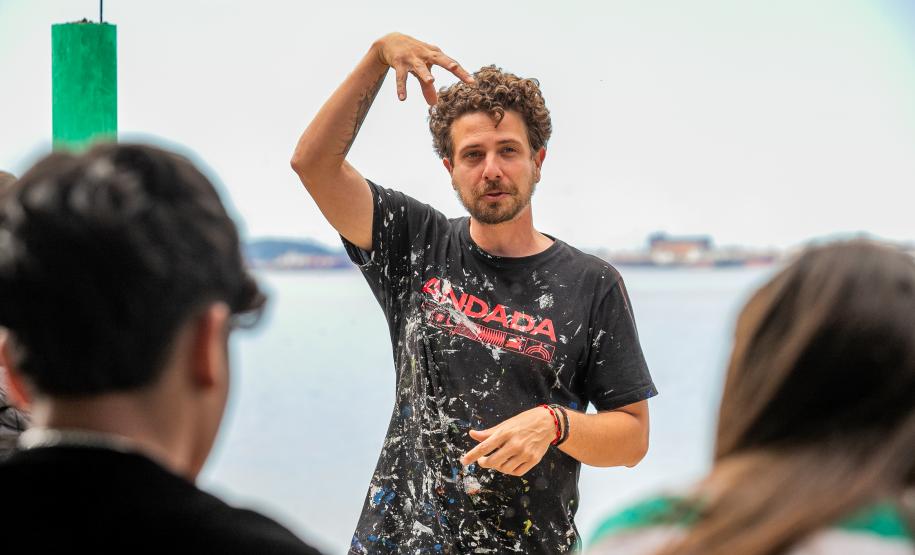 Oficina de Pintura reúne comunidade e transforma escola da Ilha de Eufrasina