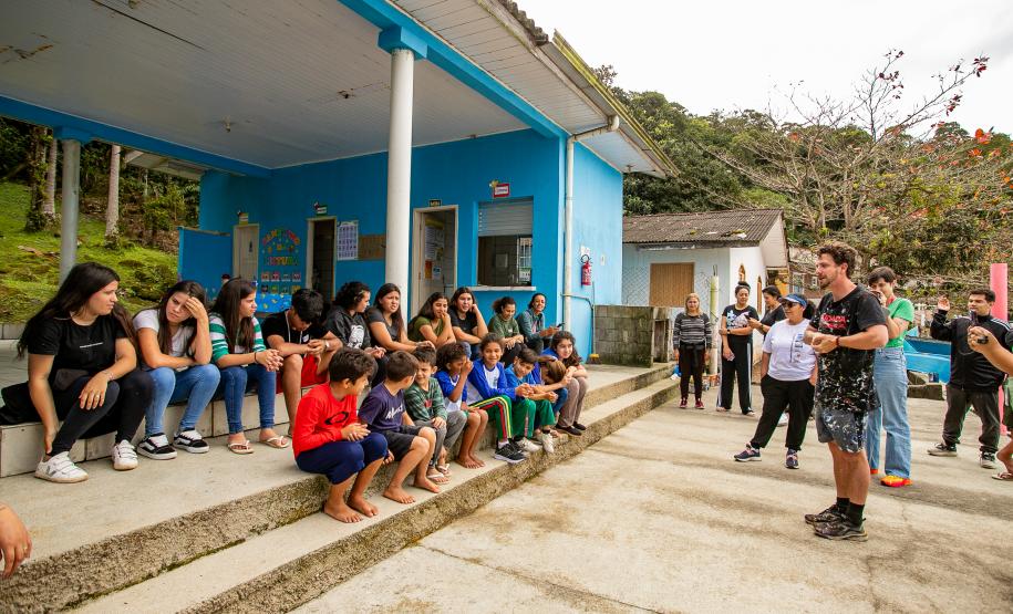 Oficina de Pintura reúne comunidade e transforma escola da Ilha de Eufrasina