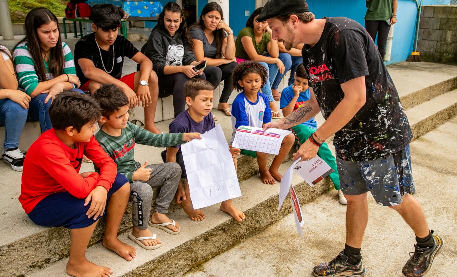 Oficina de Pintura reúne comunidade e transforma escola da Ilha de Eufrasina
