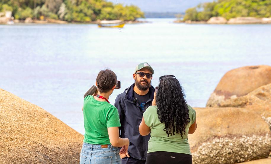 Oficina de Pintura reúne comunidade e transforma escola da Ilha de Eufrasina