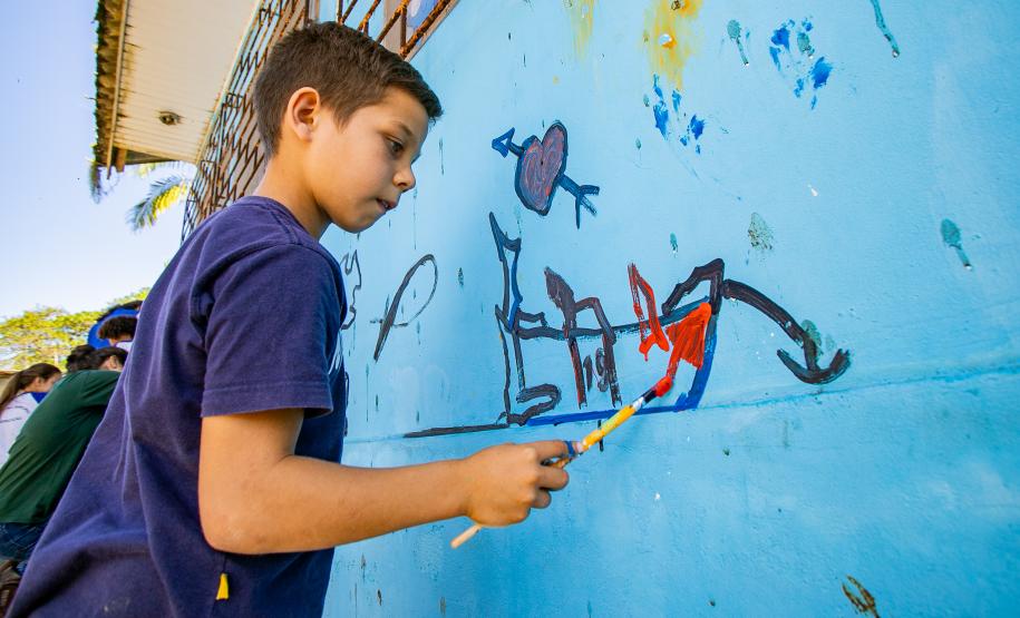 Oficina de Pintura reúne comunidade e transforma escola da Ilha de Eufrasina