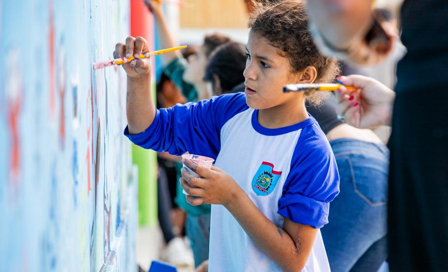 Oficina de Pintura reúne comunidade e transforma escola da Ilha de Eufrasina