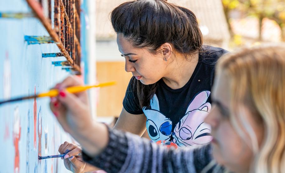 Oficina de Pintura reúne comunidade e transforma escola da Ilha de Eufrasina