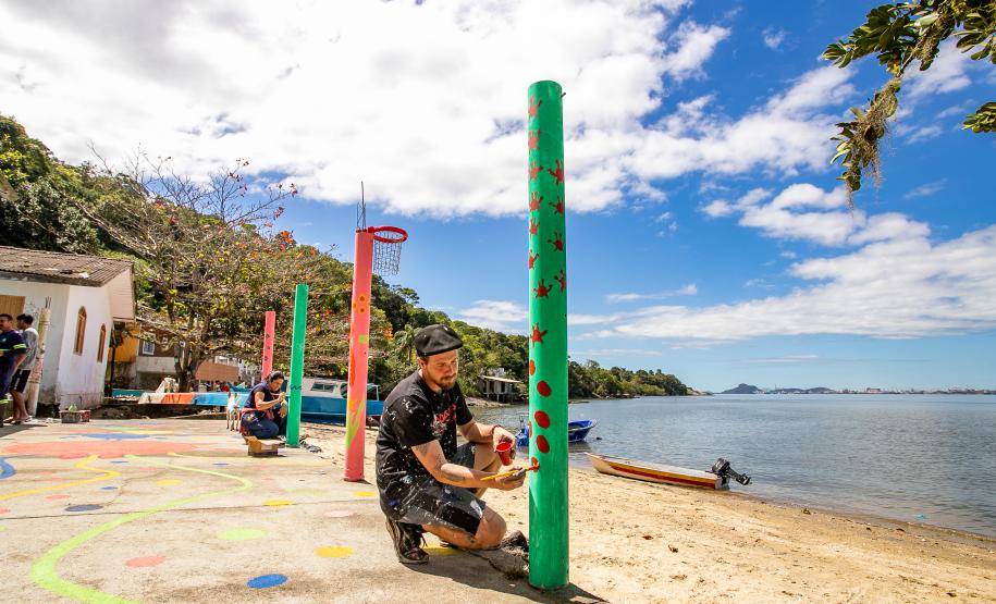 Oficina de Pintura reúne comunidade e transforma escola da Ilha de Eufrasina
