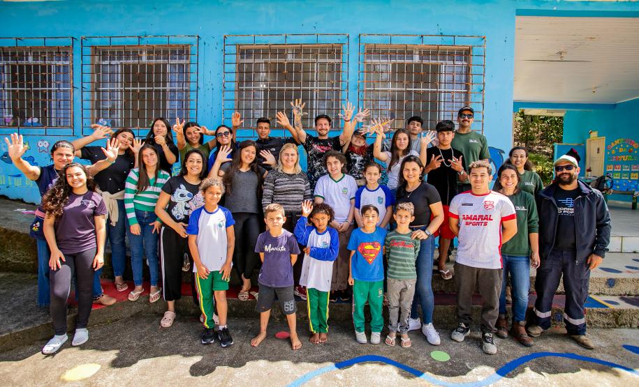 Oficina de Pintura reúne comunidade e transforma escola da Ilha de Eufrasina