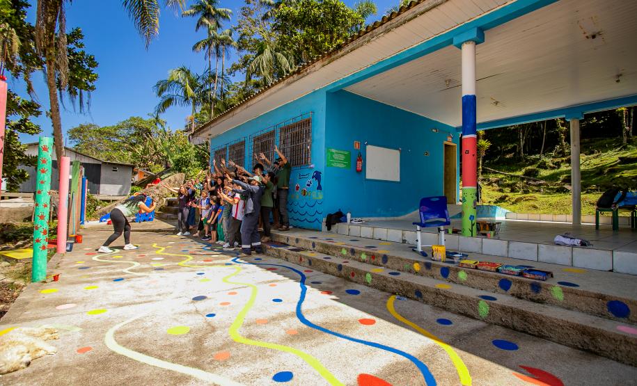 Oficina de Pintura reúne comunidade e transforma escola da Ilha de Eufrasina