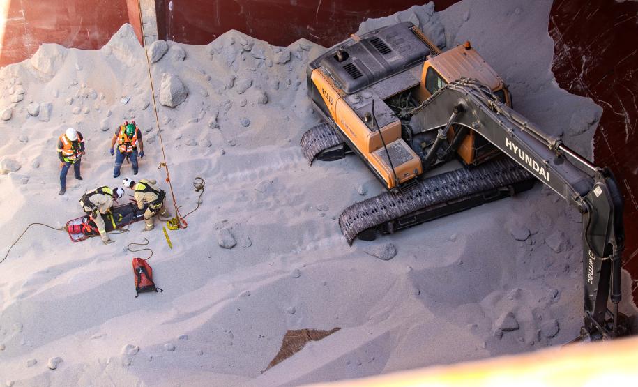 Porto de Paranaguá realiza simulação inédita de resgate em porão de navio