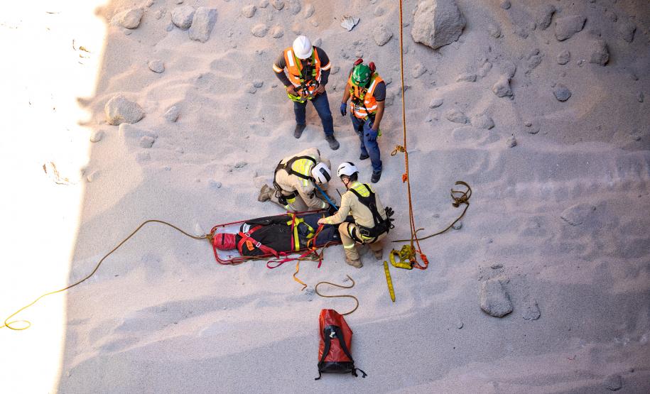 Porto de Paranaguá realiza simulação inédita de resgate em porão de navio